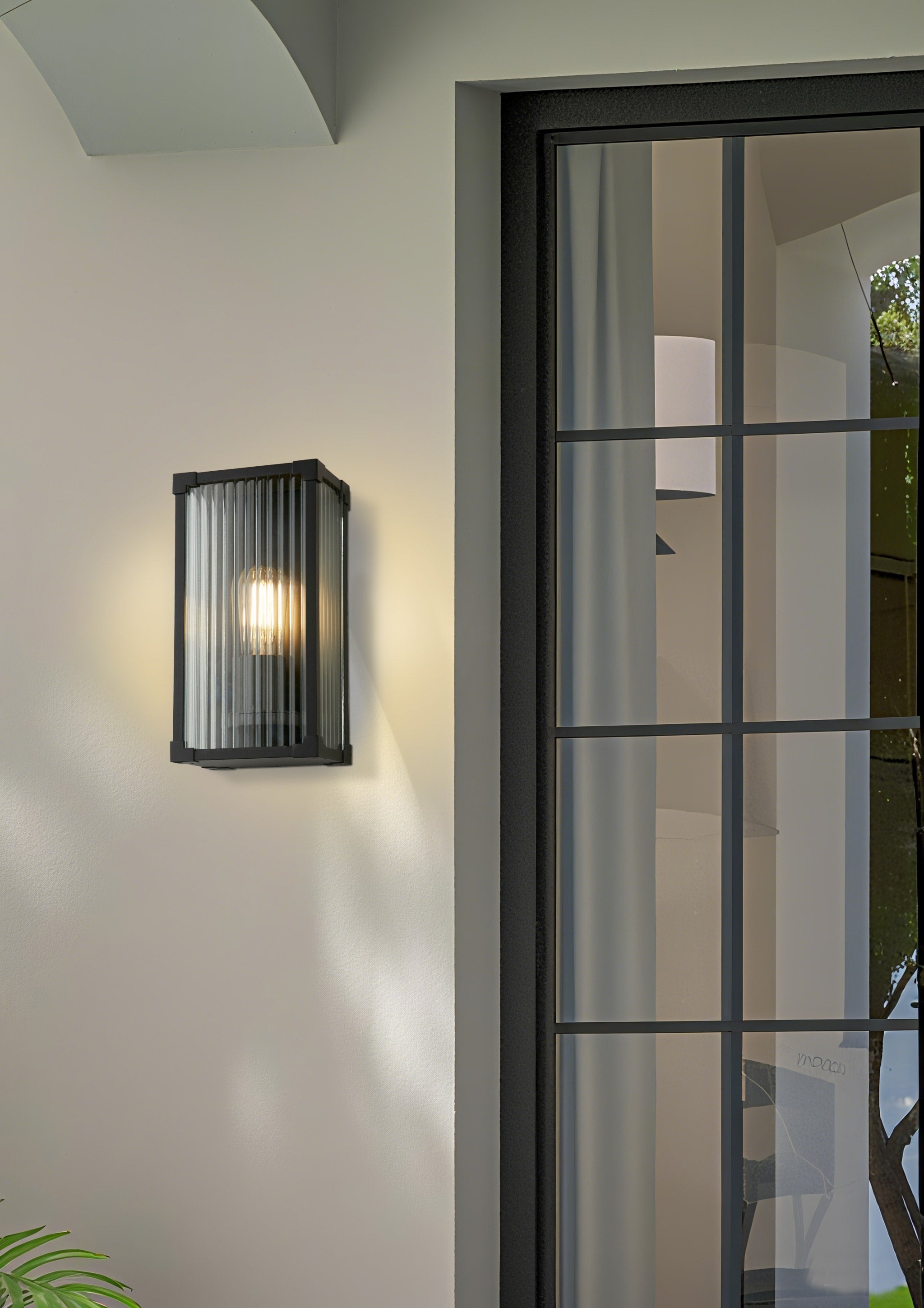 Cincinnati Outdoor Wall Lamp Aluminium, Clear ribbed glass