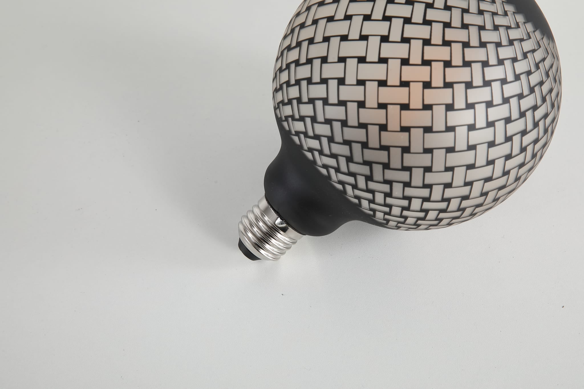 G125 Magician black 6W 1800K LED filament