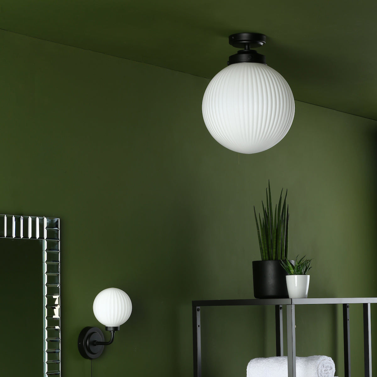 ALRIK 1LT FLUSH MATT BLACK OPAL GLASS IP44