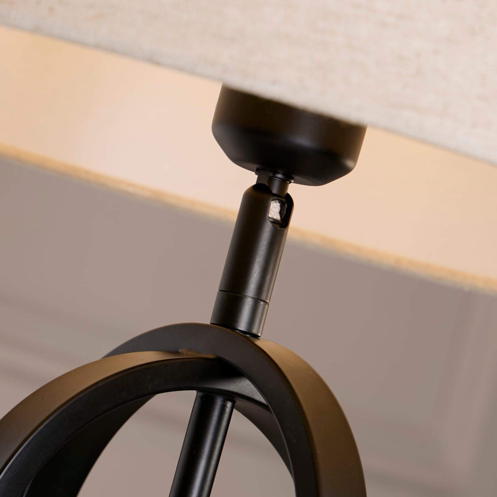 Chic Table Lamp - Black Metal with Natural Shade