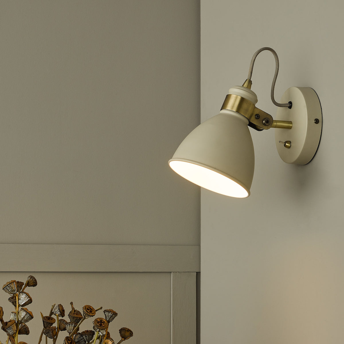 FREDERICK 1LT W/LT CREAM / ANT BRASS