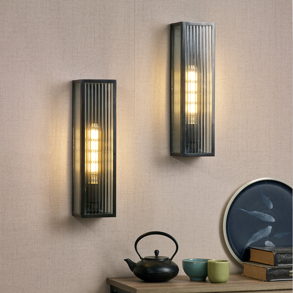 KEEGAN 1LT W/LT RUBBED BRONZE LARGE IP44