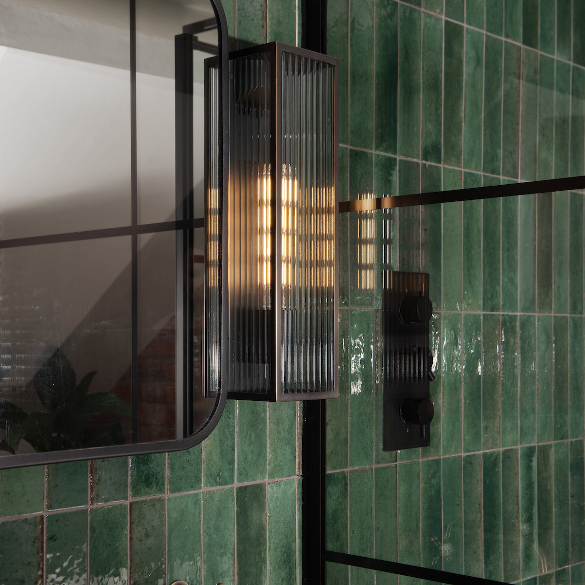KEEGAN 1LT W/LT RUBBED BRONZE LARGE IP44