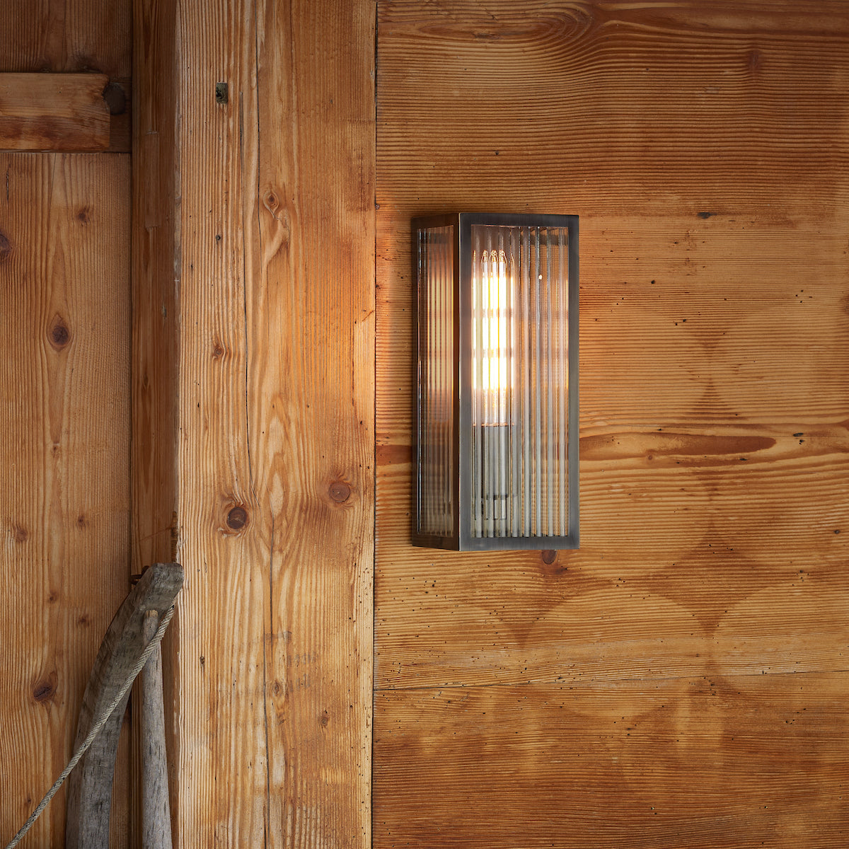 KEEGAN 1LT W/LT RUBBED BRONZE SMALL IP44