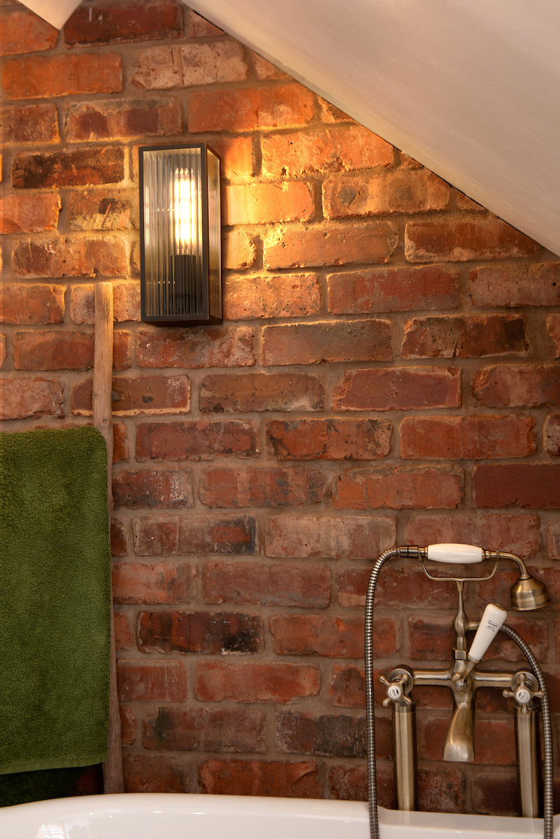 KEEGAN 1LT W/LT RUBBED BRONZE SMALL IP44