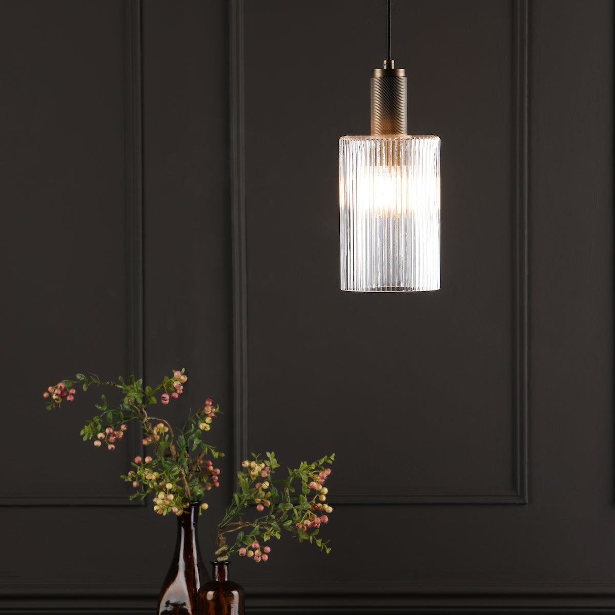 NIKOLAS 1LT PENDANT KNURLED BRASS CW CYLINDER GLAS