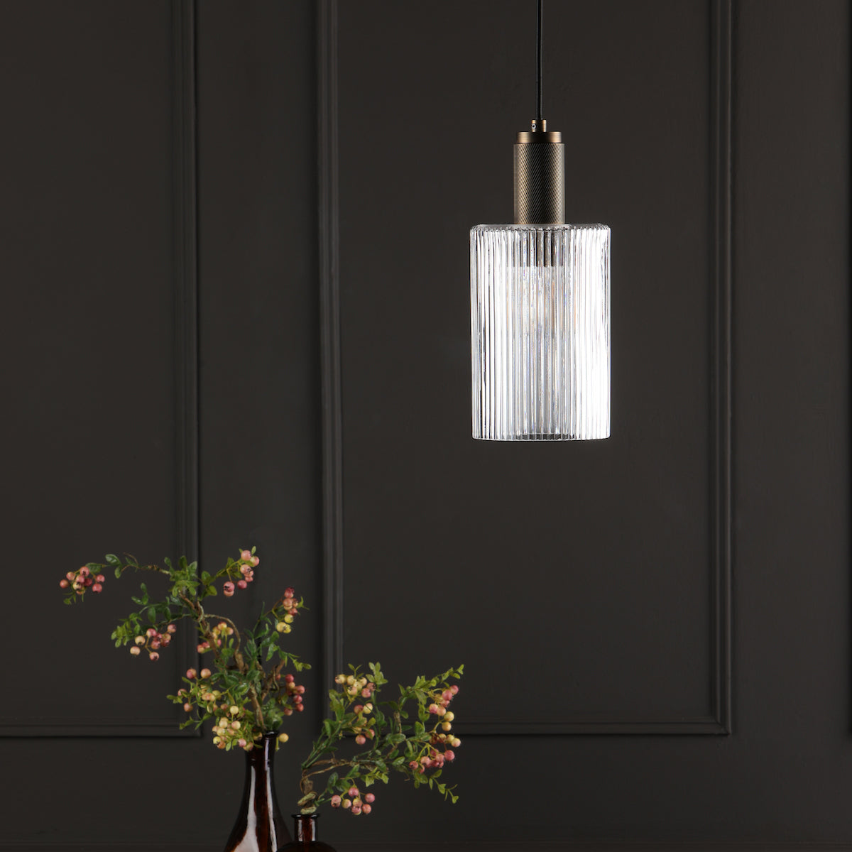 NIKOLAS 1LT PENDANT KNURLED BRASS CW CYLINDER GLAS